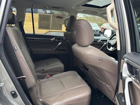 Used 2022 Lexus GX 460 Luxury w/ Sport Design Package image 11