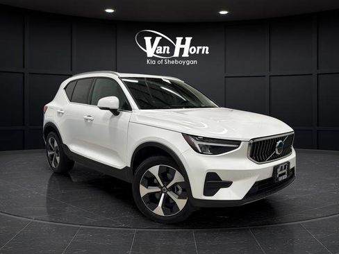 Used 2025 Volvo XC40 B5 Core AWD/4WD image 1