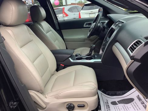 Used 2015 Ford Explorer XLT w/ Equipment Group 202B AWD/4WD image 17