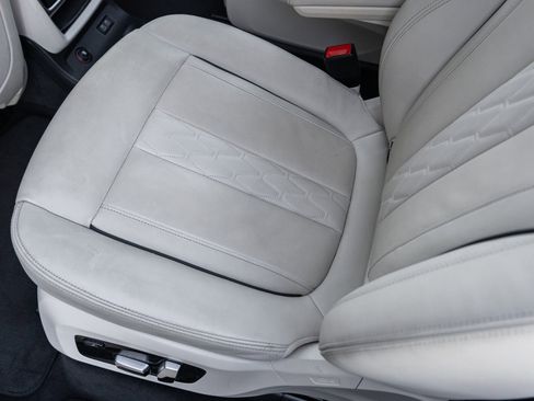 Used 2021 BMW X7 M50i w/ Executive Package image 29