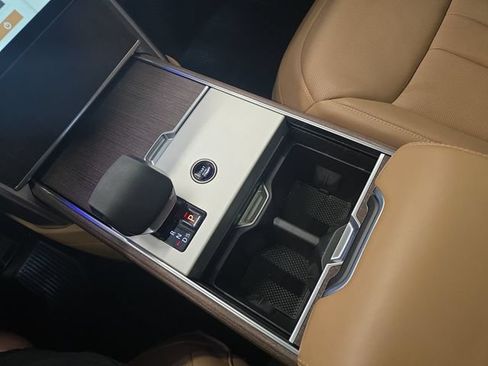 Certified 2025 Land Rover Range Rover SE AWD/4WD image 27