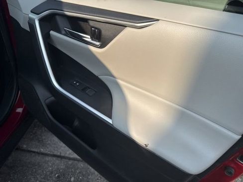 Used 2020 Toyota RAV4 XLE Premium FWD image 18