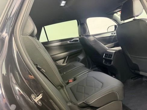 Used 2025 Volkswagen Atlas Cross Sport SE AWD/4WD image 28