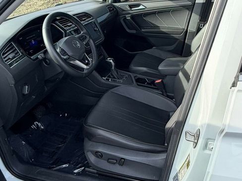 Used 2022 Volkswagen Tiguan SE w/ Panoramic Sunroof Package image 9