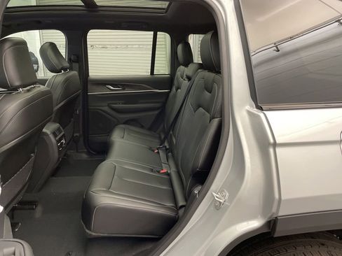 New 2025 Jeep Grand Cherokee Limited image 17