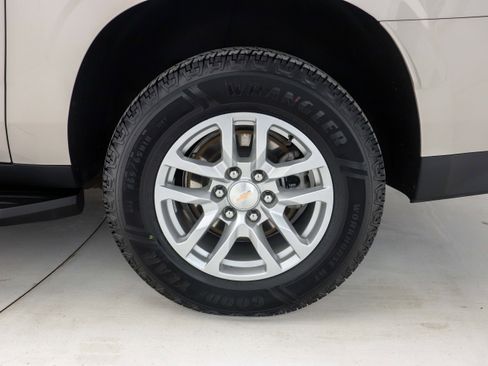 Used 2024 Chevrolet Suburban LT image 34