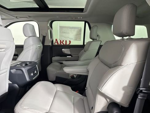 New 2025 Ford Expedition Active image 18