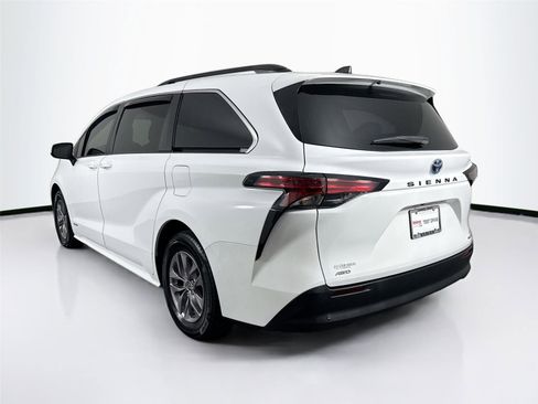 Used 2021 Toyota Sienna LE w/ LE Plus Package image 8