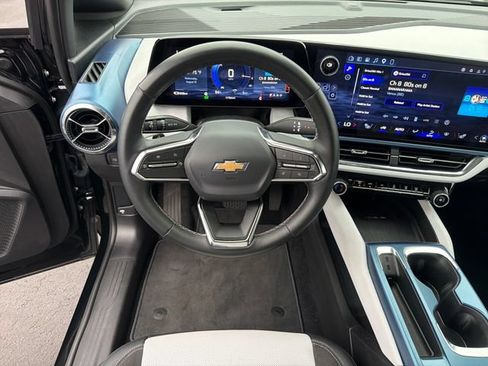Certified 2025 Chevrolet Equinox EV LT FWD image 9