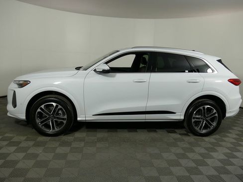 Used 2025 Audi Q5 Premium w/ Convenience Package image 6