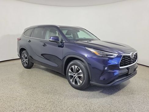Used 2025 Toyota Highlander XLE FWD image 4