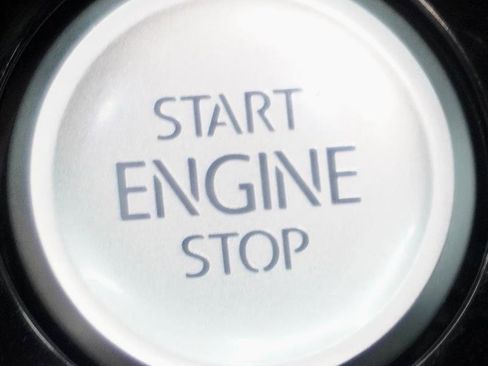 Used 2016 Volkswagen Golf R 4-Door image 24