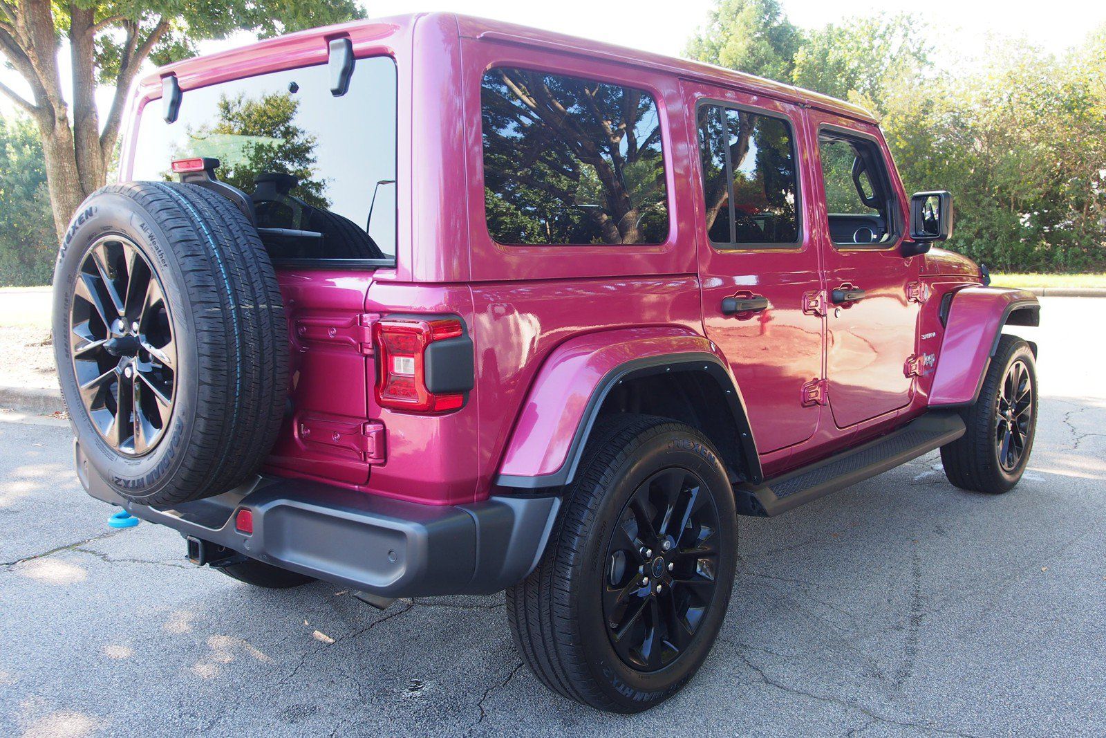 Used 2024 Jeep Wrangler Unlimited Sahara w/ Technology Group AWD/4WD image 7
