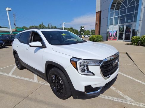 Used 2022 GMC Terrain SLE w/ Driver Convenience Package AWD/4WD image 3