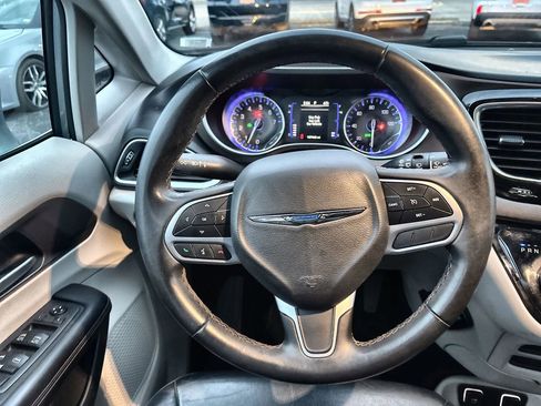 Used 2018 Chrysler Pacifica Touring-L image 11