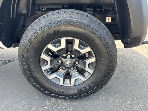 Used 2017 Toyota Tacoma TRD Off-Road w/ Premium & Technology Package AWD/4WD image 9