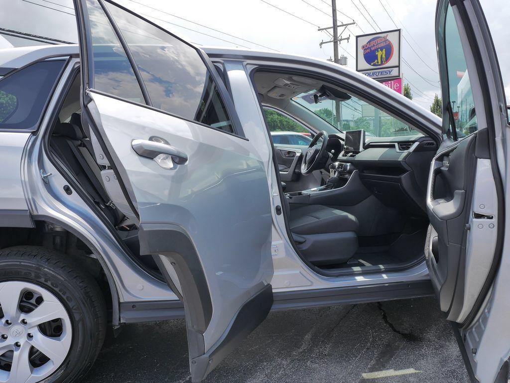 Used 2025 Toyota RAV4 LE AWD/4WD image 10