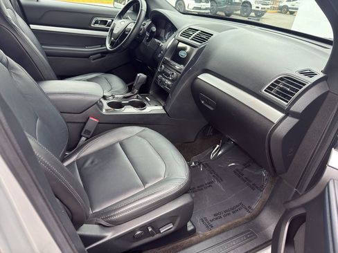 Used 2017 Ford Explorer XLT w/ Equipment Group 202A AWD/4WD image 20