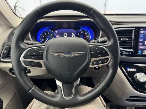 Used 2018 Chrysler Pacifica Touring-L w/ Advanced Safetytec Group image 19