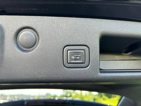 Used 2022 Chevrolet Equinox LT w/ Driver Convenience Package FWD image 37
