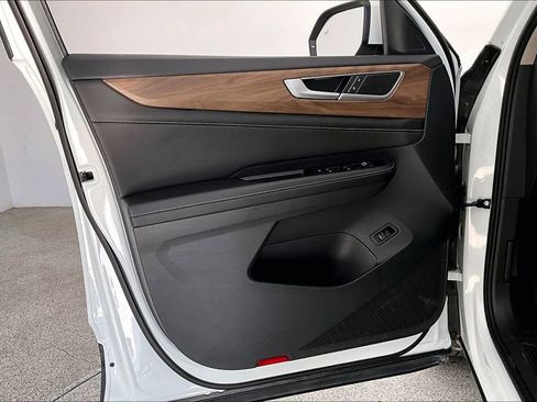 Used 2025 Volkswagen Atlas SE image 21