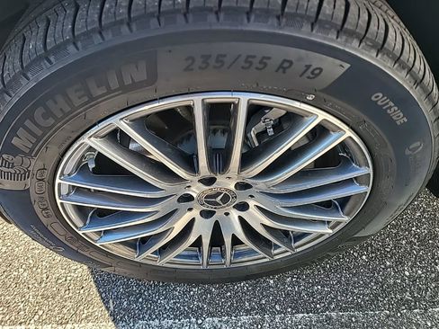 Used 2025 Mercedes-Benz GLC 300 4MATIC image 4