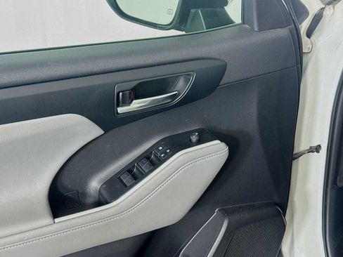 Used 2020 Toyota Highlander XLE image 19