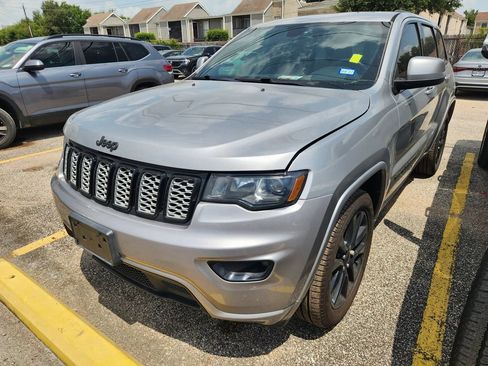 Used 2017 Jeep Grand Cherokee Altitude RWD image 1