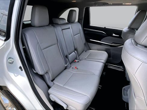 Used 2019 Toyota Highlander Limited FWD image 21