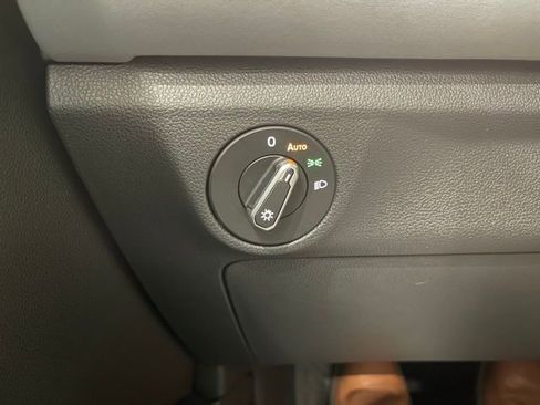 Certified 2025 Volkswagen Jetta SE FWD image 25
