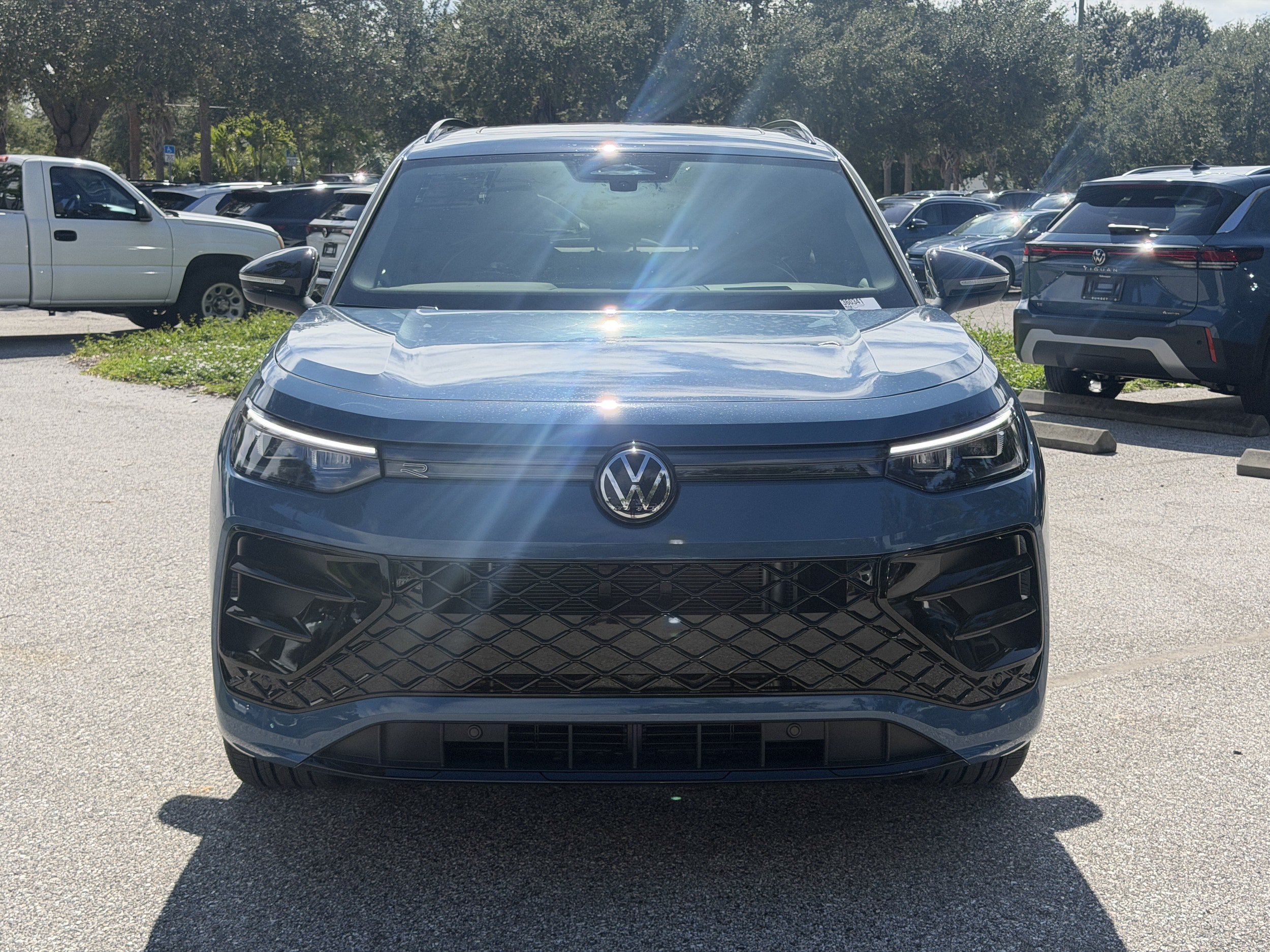 New 2026 Volkswagen Tiguan SE R-Line FWD image 2
