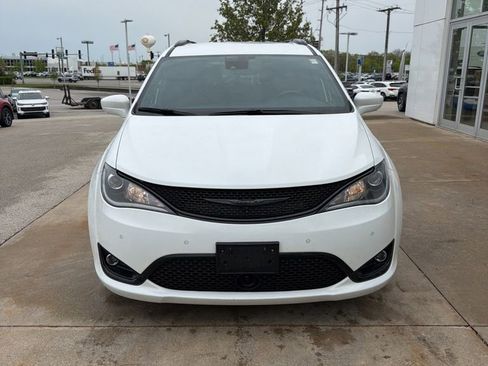 Used 2020 Chrysler Pacifica Touring-L Plus FWD image 2