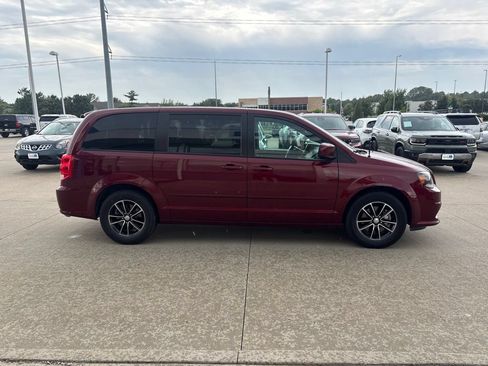 Used 2017 Dodge Grand Caravan SE FWD image 4