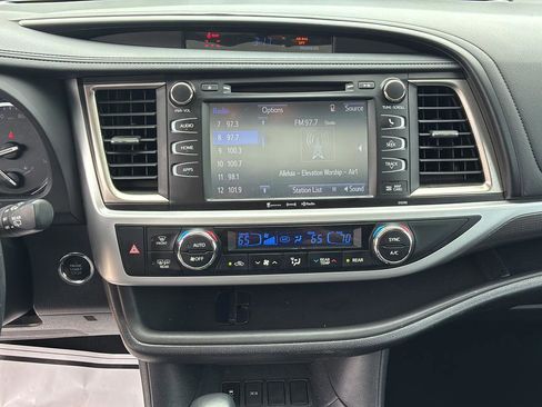 Used 2019 Toyota Highlander SE FWD image 29