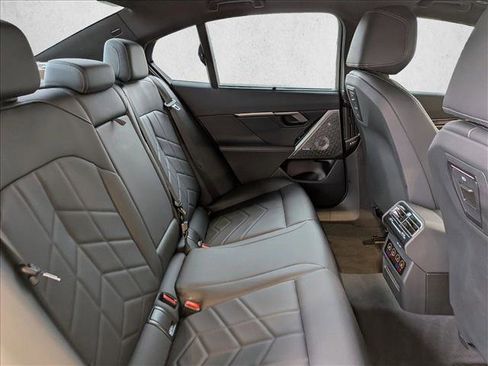Used 2026 BMW 550e xDrive w/ Executive Package AWD/4WD image 21