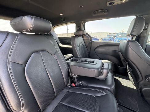 Used 2019 Chrysler Pacifica Touring-L w/ S Appearance Package FWD image 30