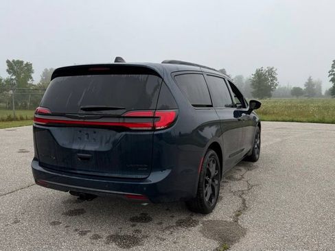 Used 2025 Chrysler Pacifica Limited w/ Trailer Tow Group AWD/4WD image 8