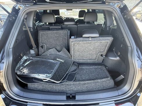 Used 2023 Volkswagen Tiguan SE R-Line image 9