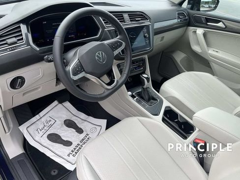 Used 2023 Volkswagen Tiguan SE w/ Panoramic Sunroof Package FWD image 16