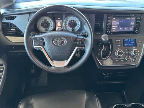 Used 2018 Toyota Sienna SE image 14