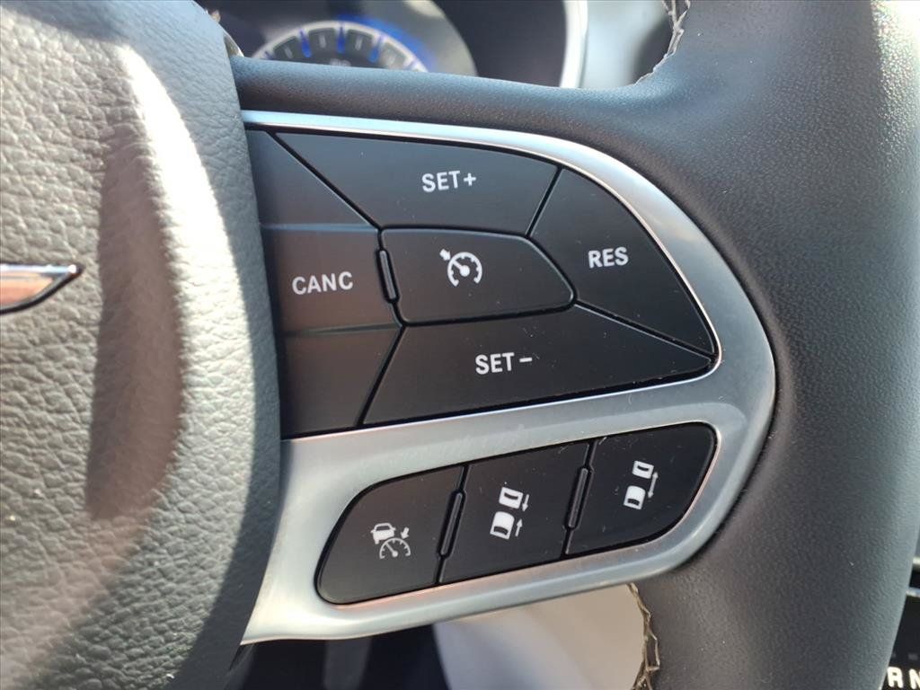Used 2024 Chrysler Pacifica Touring-L FWD image 20