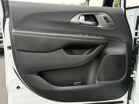 New 2026 Chrysler Pacifica Select image 16