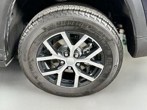 Used 2024 Jeep Grand Cherokee Limited RWD image 32