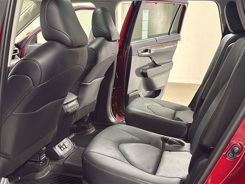 Certified 2025 Toyota Highlander Platinum image 15