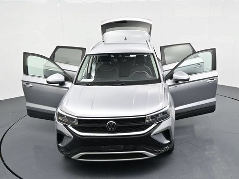 Used 2024 Volkswagen Taos SE FWD image 16