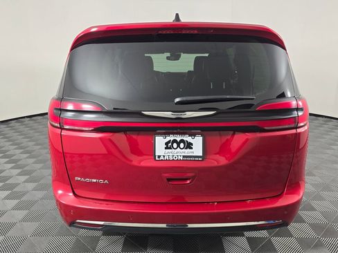 Used 2024 Chrysler Pacifica Touring-L image 5