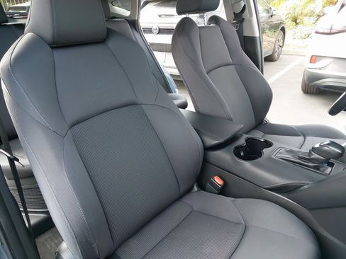 Used 2021 Toyota Venza Limited image 10