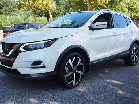 Used 2022 Nissan Rogue Sport SL w/ Premium Package FWD image 3
