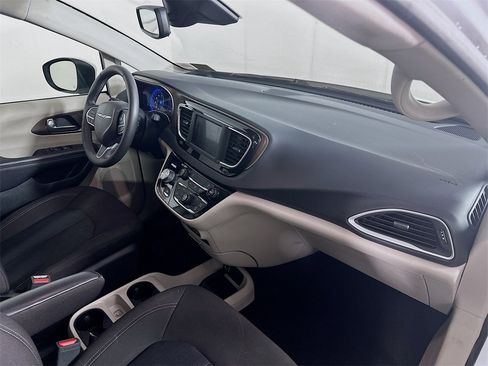 Used 2023 Chrysler Voyager LX image 32