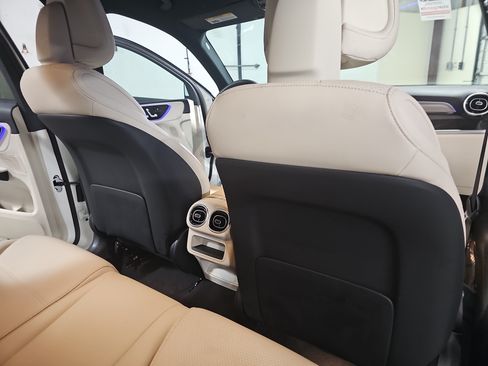 Used 2025 Mercedes-Benz GLC 300 4MATIC image 12